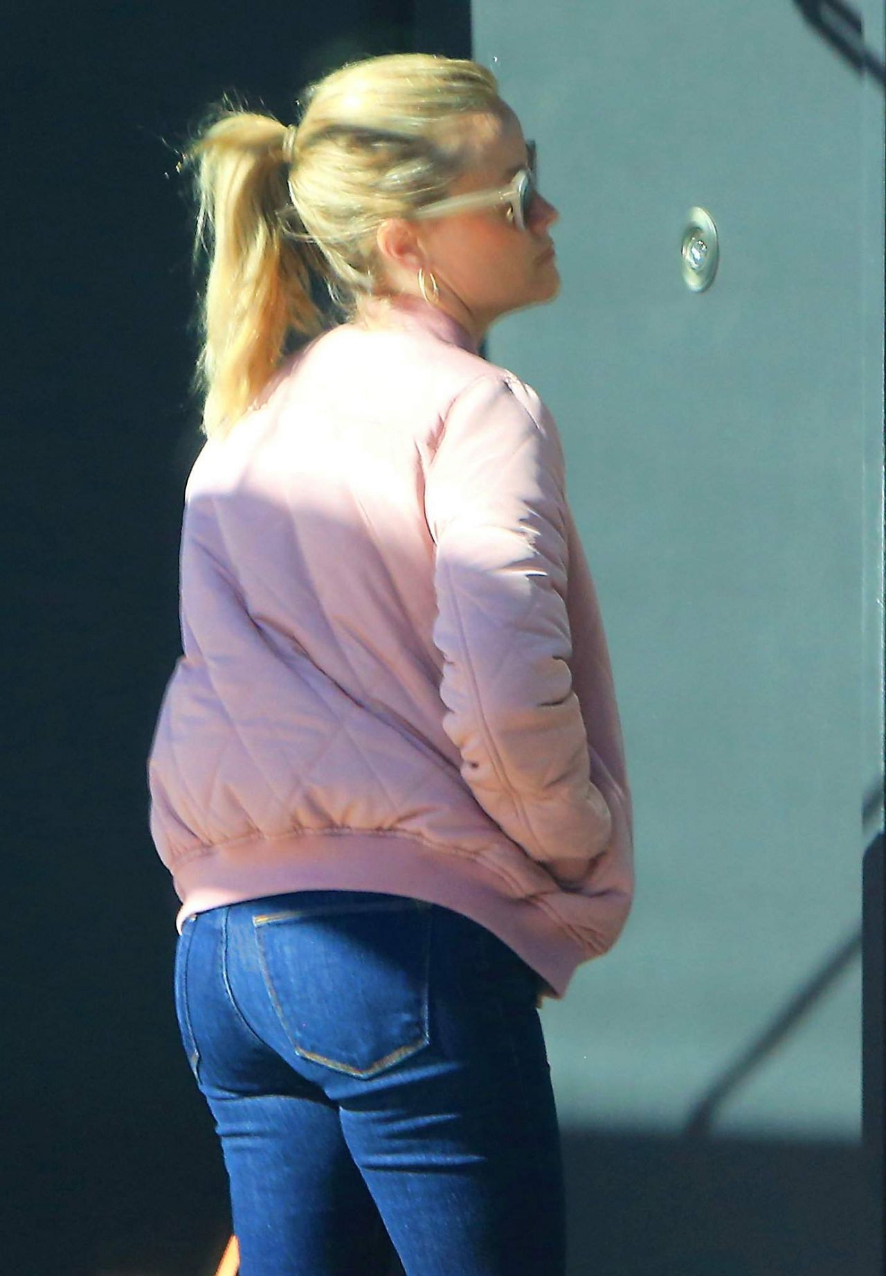 Reese Witherspoon Booty in Jeans - Beverly Hills 02/22/2018.