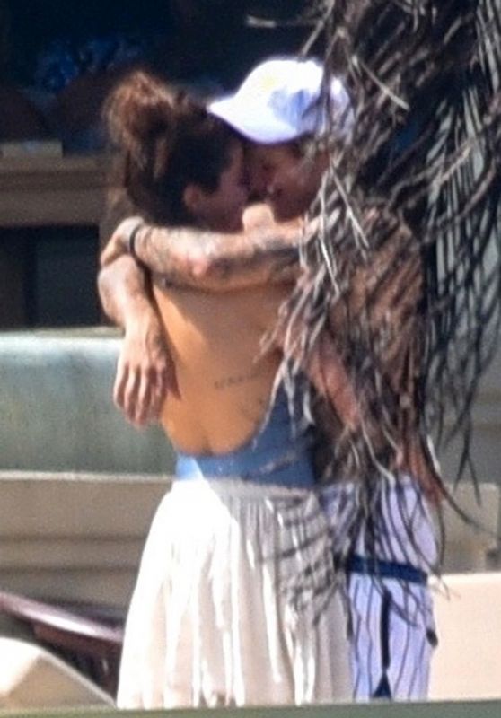 Selena Gomez Kiss With Justin Bieber in Montego Bay, Jamaica