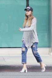 Sofia Vergara in Ripped Jeans - Stops by ABC Pharmacy in Beverly Hills