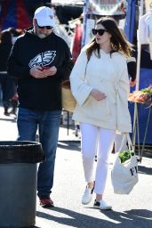 Anne Hathaway - Shopping at Farmers Market in Studio City 03/25/2018