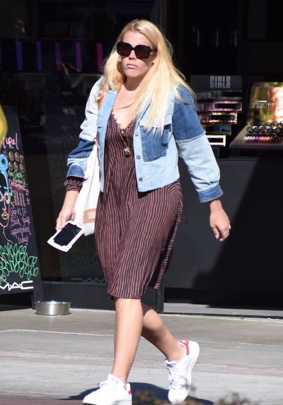 Busy Philipps - Little Casual Shopping in Los Angeles 03/15/2018
