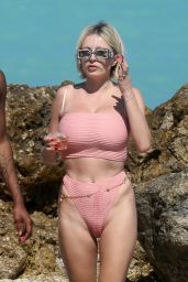 Caroline Vreeland in Bikini on the Beach in Miami 03/09/2018