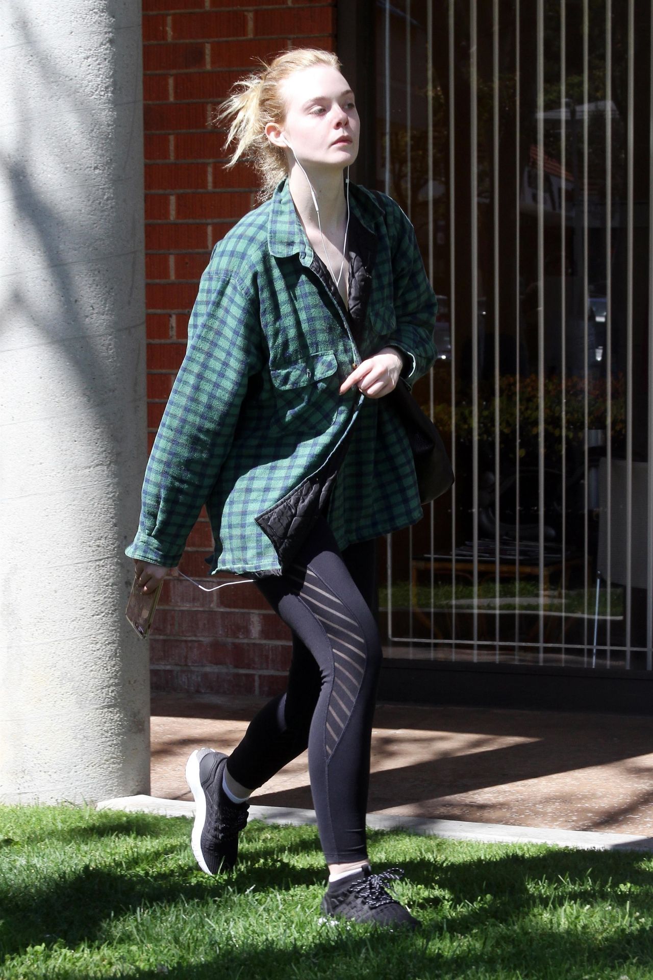 Elle Fanning - Hits the Gym in LA 03/15/2018 • CelebMafia