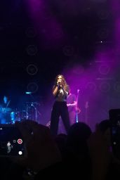 Hailee Steinfeld Performs at Julia Michaels