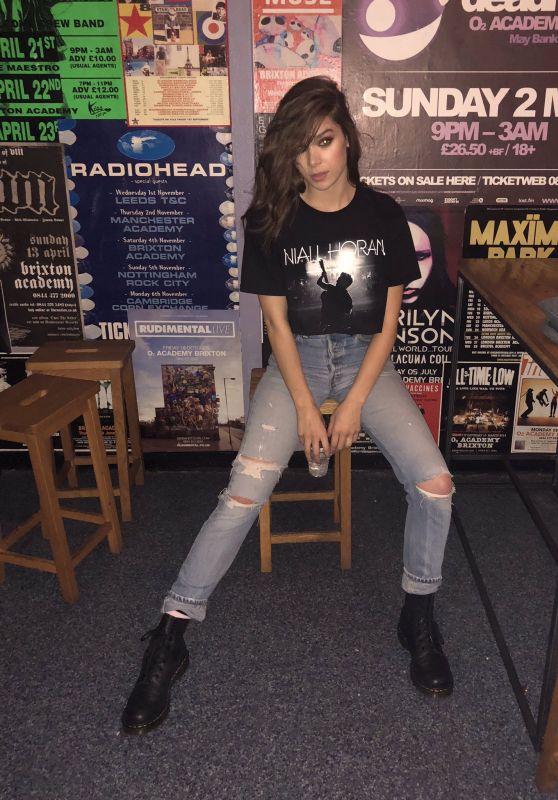 Hailee Steinfeld Performs at Julia Michaels