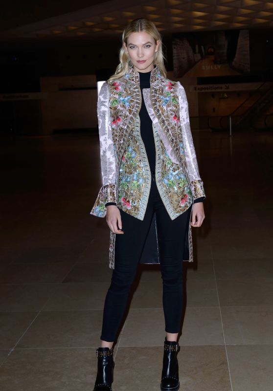 Karlie Kloss – Louis Vuitton Fashion Show in Paris 03/06/2018