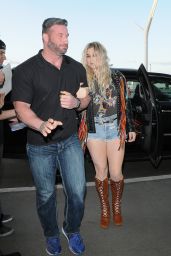 Kesha Leggy in Jeans Shorts - LAX Airport 03/25/2018