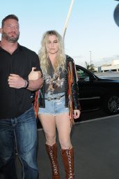 Kesha Leggy in Jeans Shorts - LAX Airport 03/25/2018