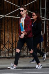 Kristen Stewart Street Style - Runs Errands in LA 03/10/2018