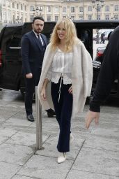 Kylie Minogue Cute Style - Arriving at Her hotel in Paris 03/19/2018