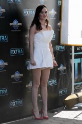Madeline Carroll - Appeared on Extra at Universal Studios 03/06/2018