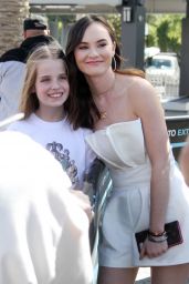 Madeline Carroll - Appeared on Extra at Universal Studios 03/06/2018