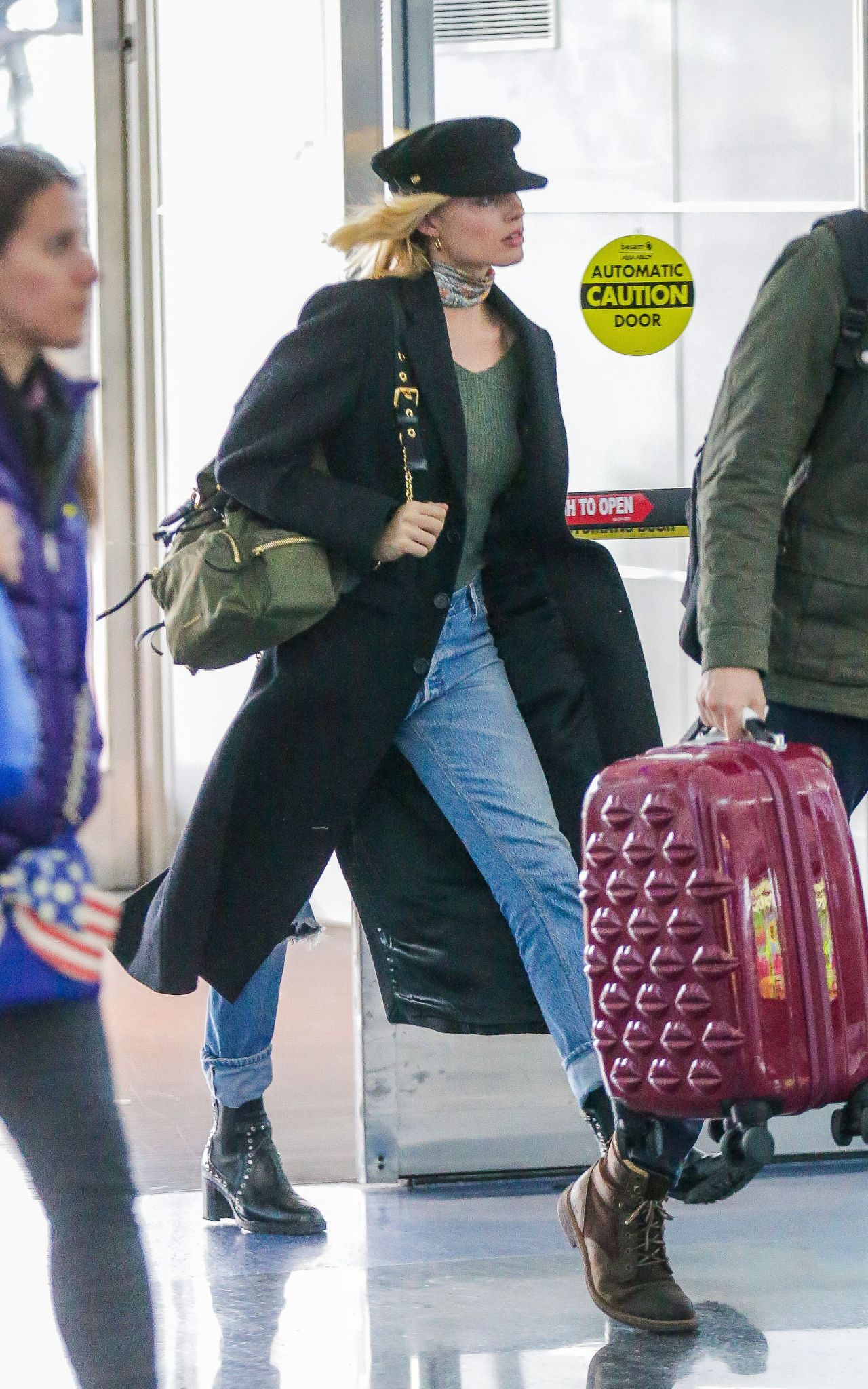 Margot Robbie at New York Airport 03/12/2018 • CelebMafia