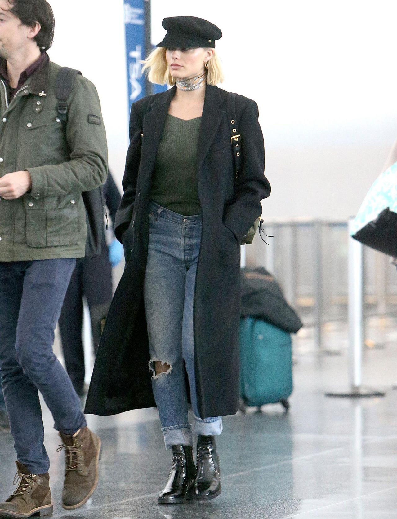 Margot Robbie at New York Airport 03/12/2018 • CelebMafia