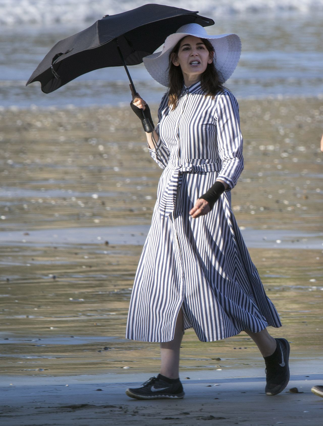Nigella Lawson Covers Up On A Sunny Day At The Beach In Auckland Celebmafia