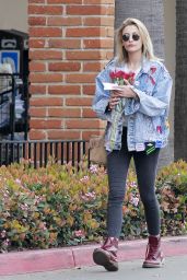 Paris Jackson Buys a Bouquet of Red Roses From Ralph