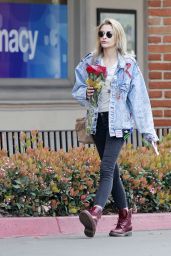 Paris Jackson Buys a Bouquet of Red Roses From Ralph