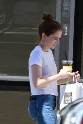 Zoey Deutch in Jeans - Grabs Some Takeaway Lunch in LA 03/26/2018