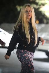 Avril Lavigne - Grocery Shopping With Her Rumored Boyfriend at a Store in LA 04/18/2018