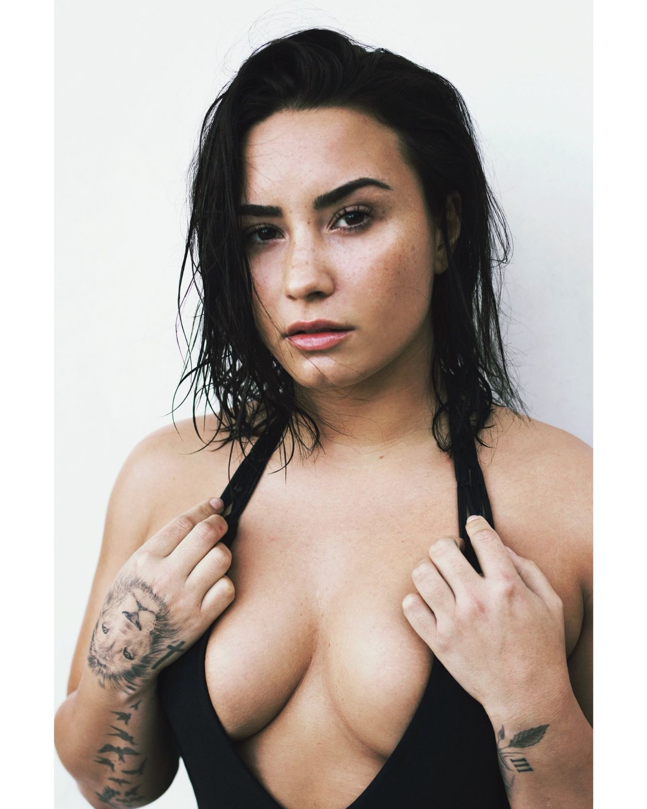 Demi Lovato cleavage and boobies