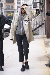 Gigi Hadid - Arrives Home in NYC 04/02/2018