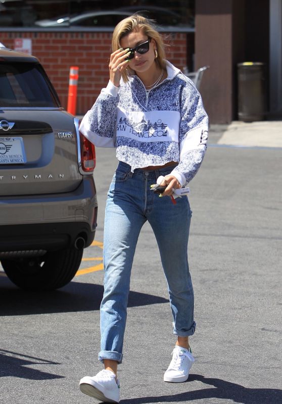 Hailey Baldwin - Stops by Rite-Aid to Pick up a Few Things in Beverly Hills 04/18/2018