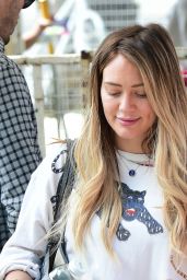Hilary Duff - Forgets the Makeup and Brings the Glamour to the Farmers Market