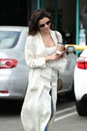 Jenna Dewan - Gets a Coffee From The Standing Egg in LA