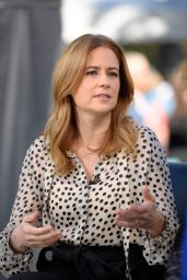 Jenna Fischer - "Extra" in Universal City, March 2018