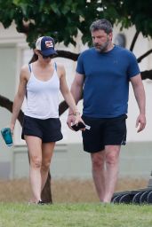 Jennifer Garner and Ben Affleck Take a Stroll Together in Hawaii 04/02/2018
