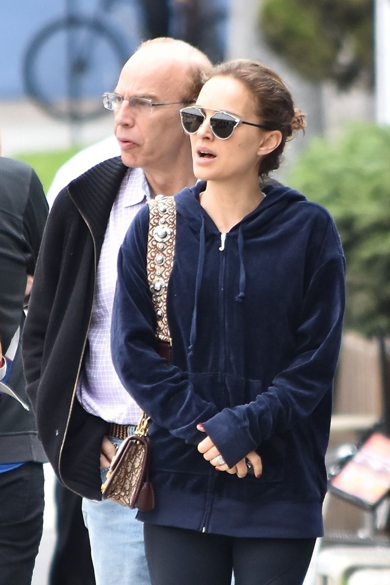 Natalie Portman - Gets Breakfast With Her Parents in Los Feliz 04/02