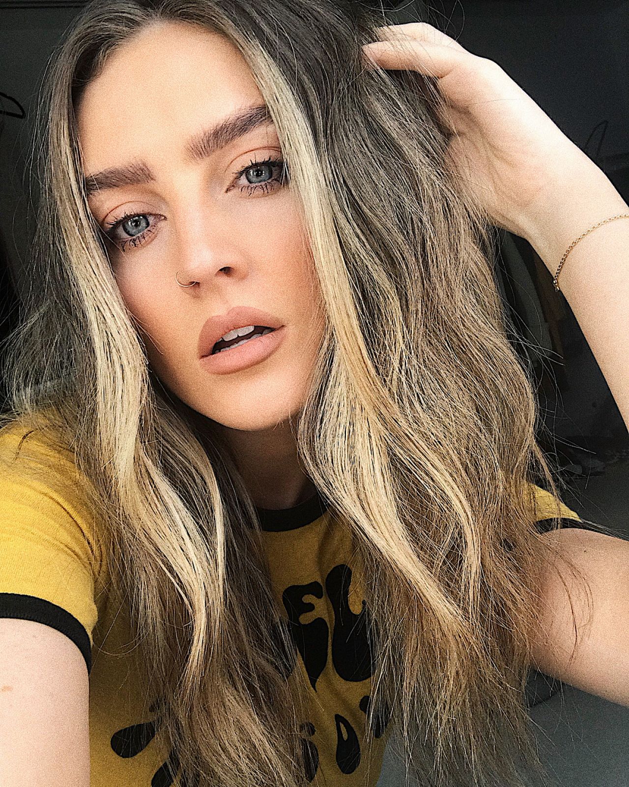 Сделать фото светлее. Perrie Edwards. Перри Эдвардс 2020. Перри Эдвардс макияж. Перри Эдвардс брови.