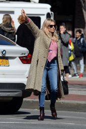 Sienna Miller - Hailing for a Taxi Today in New York