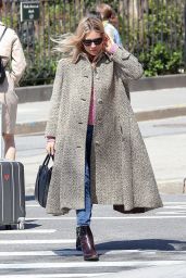 Sienna Miller - Hailing for a Taxi Today in New York