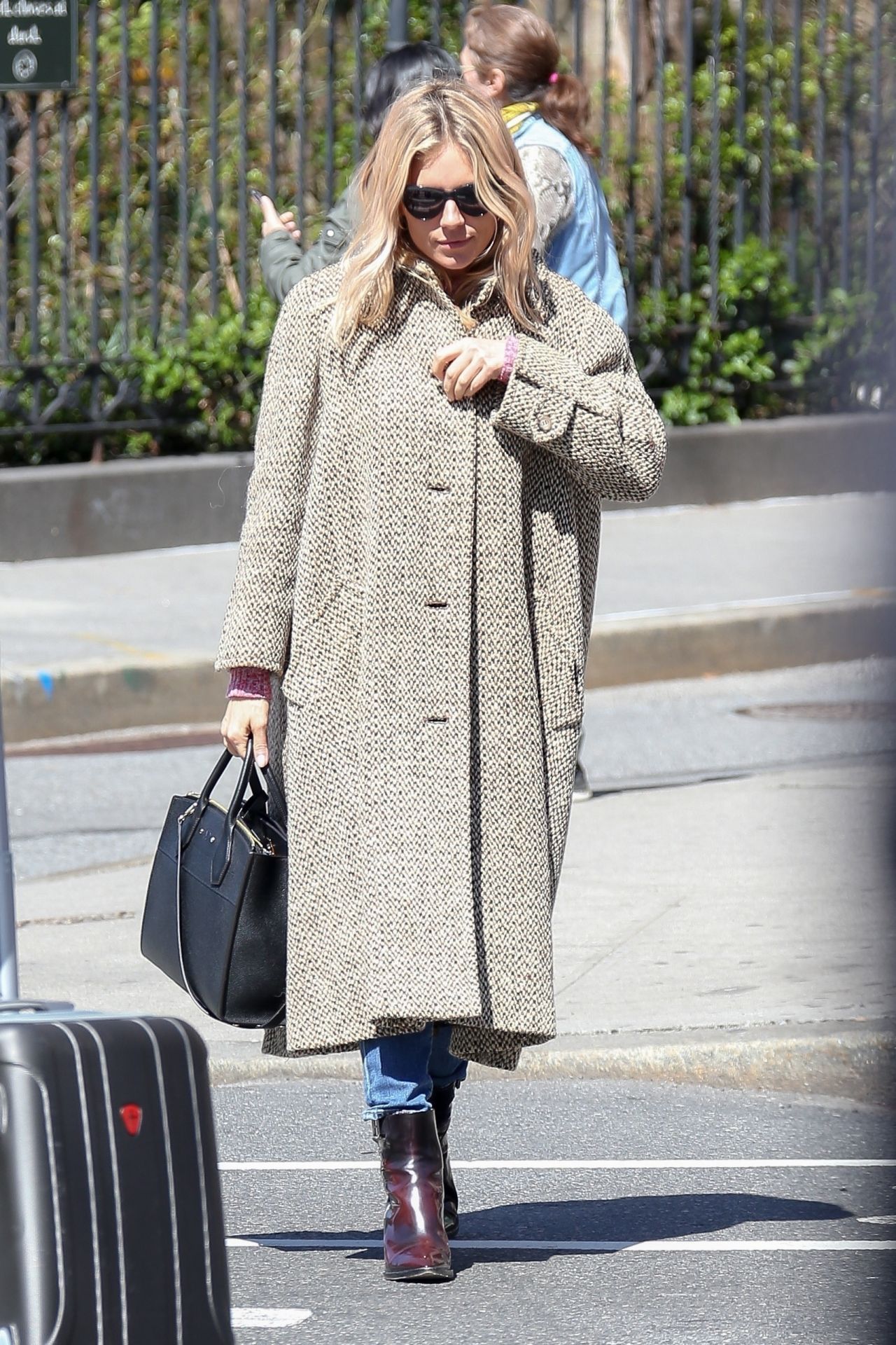 Sienna Miller - Hailing for a Taxi Today in New York • CelebMafia