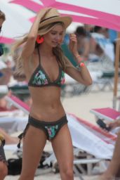Alexa Collins in a Green Bikini at a Photoshoot in Miami Beach 05/03/2018