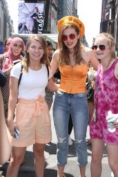 Bella Thorne Promoting Her New Music Video - Viacom Time Square in New York 05/25/2018