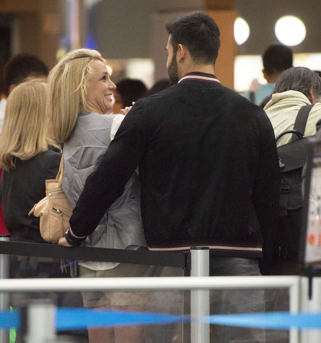 https://celebmafia.com/wp-content/uploads/2018/05/britney-spears-and-boyfriend-sam-asghari-at-jfk-airport-in-nyc-may-2018-5.jpg