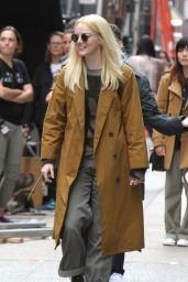Emma Stone - "Maniac" Movie Set on Park Avenue in New York 05/10/2018