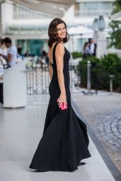 Isabeli Fontana in Front of the Martinez Hotel in Cannes 05/19/2018