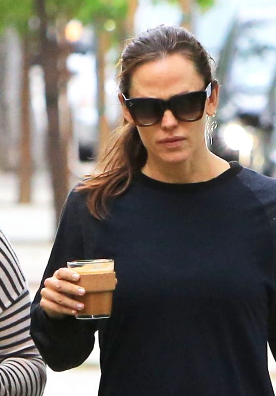 Jennifer Garner - Grabs Coffee in Brentwood 05/21/2018
