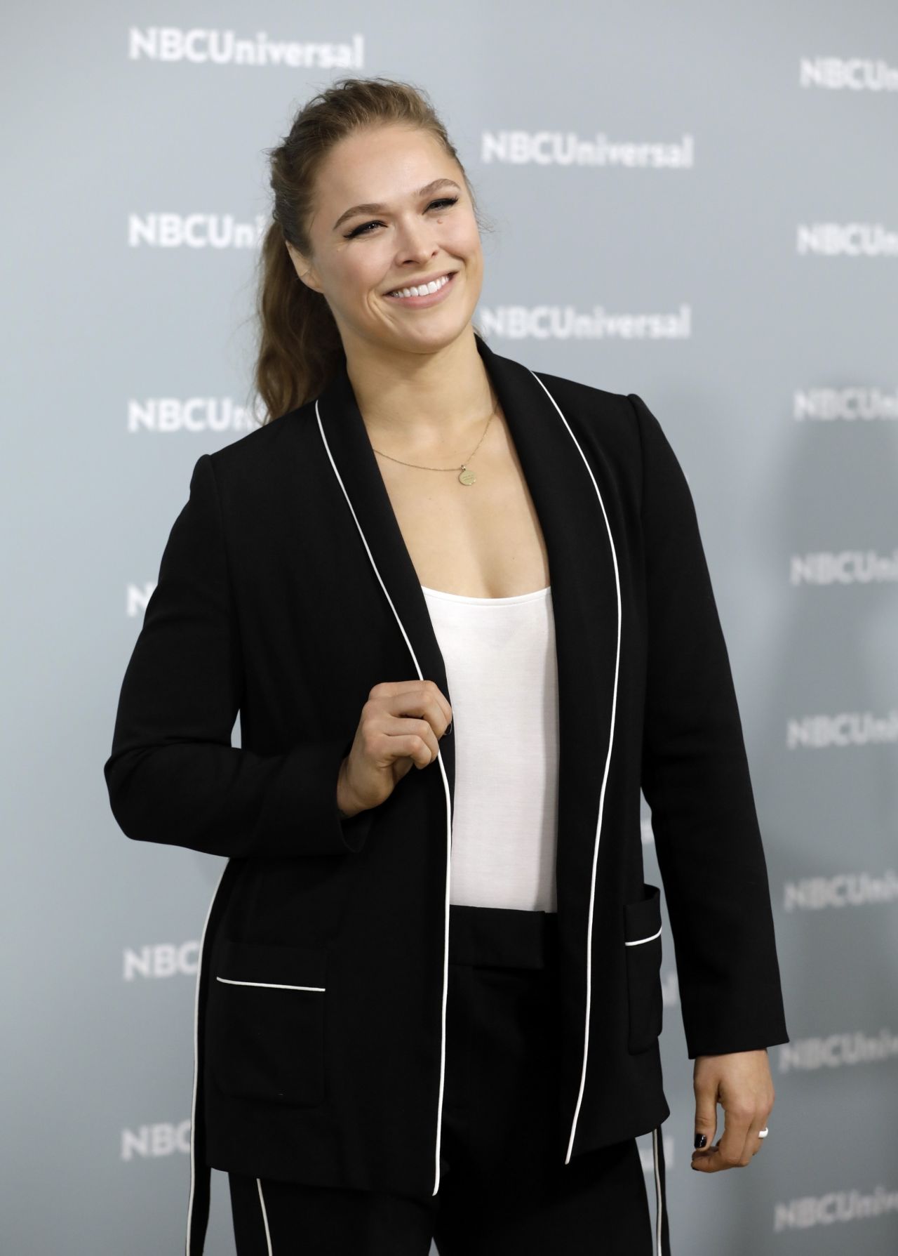 https://celebmafia.com/wp-content/uploads/2018/05/ronda-rousey-2018-nbcuniversal-upfront-in-nyc-2.jpg