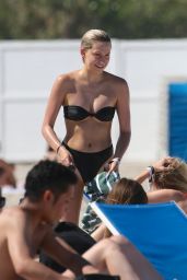 Shannon Barker in a Black Bikini at the Beach in Miami 05/17/2018