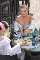 Tallia Storm - Outside the Hotel Martinez in Cannes 05/09/2018