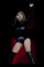 Taylor Swift - Performed at the Rose Bowl in Pasadena05/18/2018 ...