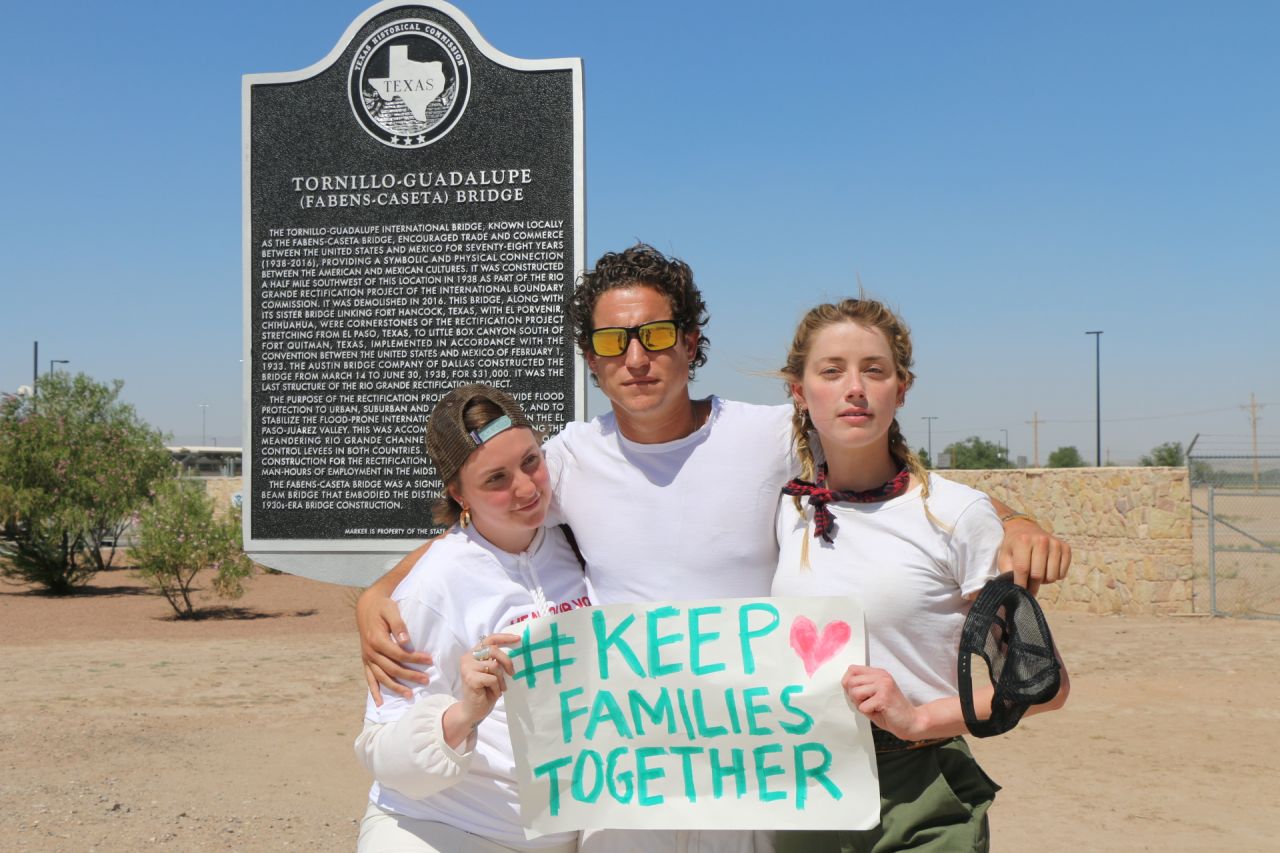 Amber Heard – Rally in Support of Refugee Children and Families Seeking