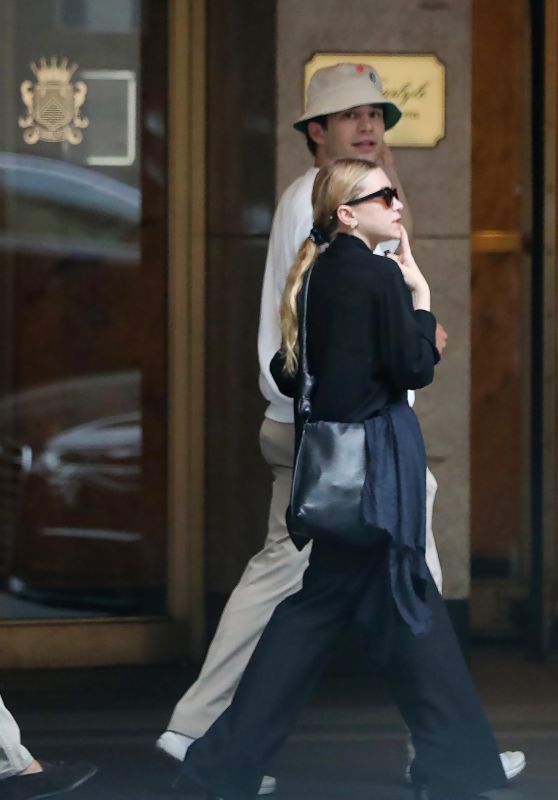 Ashley Olsen - Strolling uptown in NYC 06/20/2018