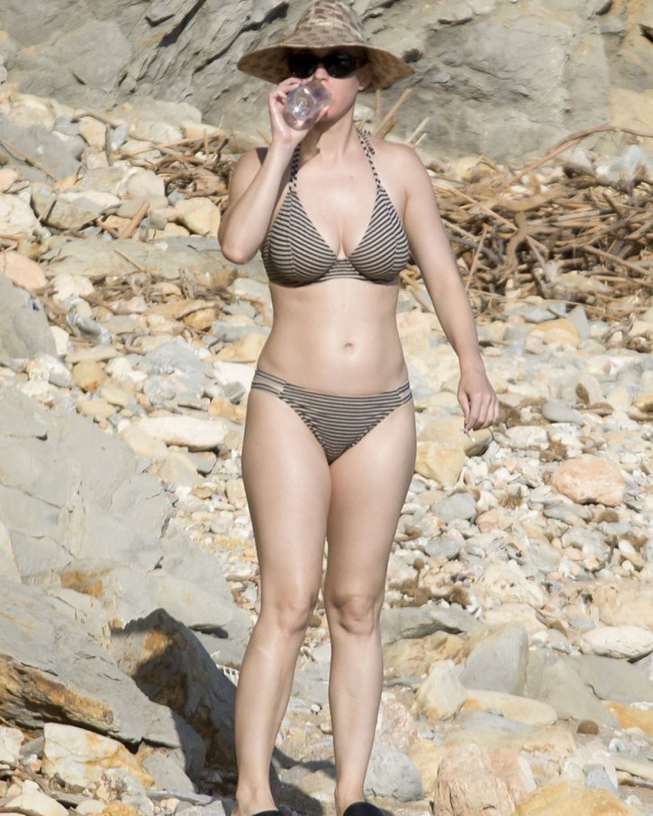 https://celebmafia.com/wp-content/uploads/2018/06/katy-perry-in-bikini-on-the-beach-in-ibiza-06-27-2018-2.jpg