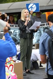 Kristen Bell - Makes Powerful Speech at the Keep Families Together Rally and Toy Drive in LA