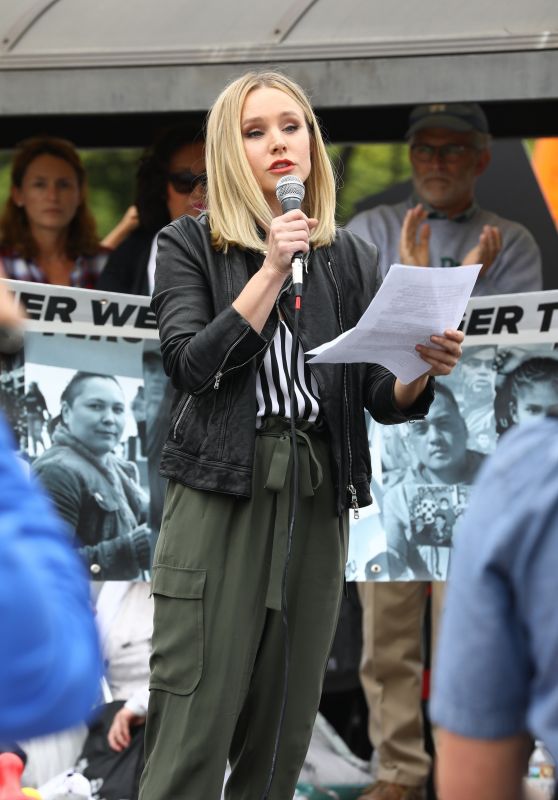 Kristen Bell - Makes Powerful Speech at the Keep Families Together Rally and Toy Drive in LA